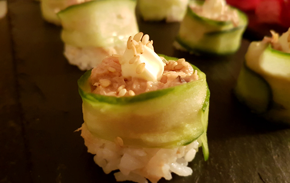 Gurkenumwickelte Sushi mit Thunfisch