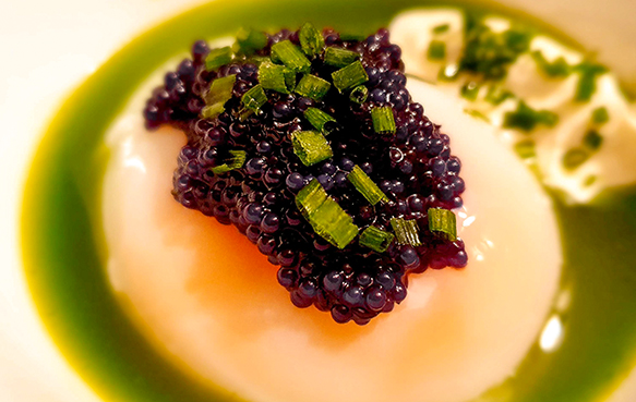 Stunden-Ei mit Kaviar und Crème fraîche