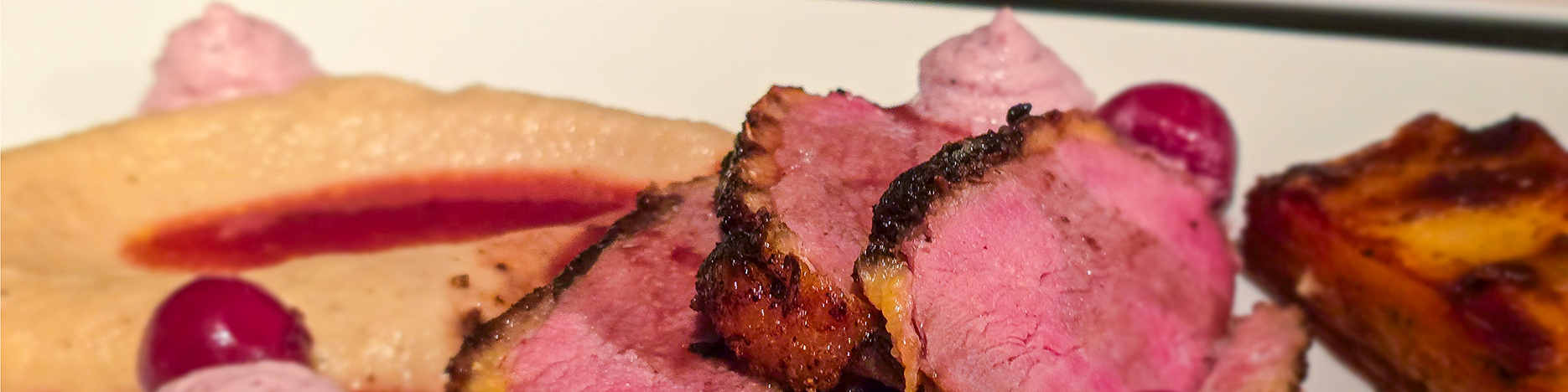 Entenbrust mit Blumenkohl, Kirsche und Pommes Pavé