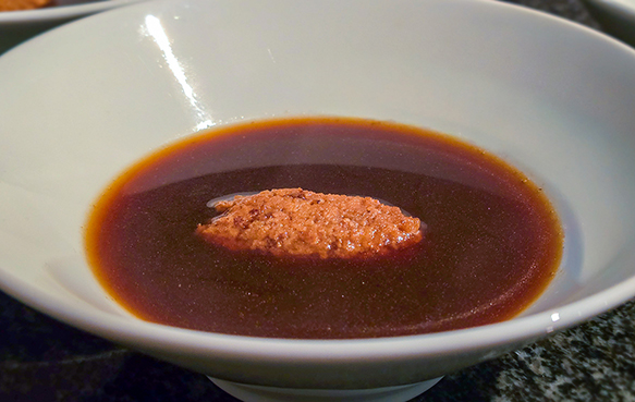 steinpilzessenz mit haselnussnocke