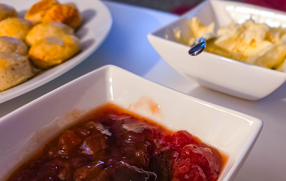 mini-scones mit clotted cream und erdbeerkonfitüre