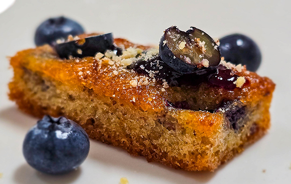 haselnuss-financiers mit heidelbeeren