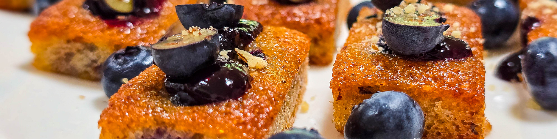 haselnuss-financiers mit heidelbeeren
