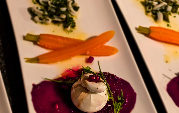 Randen-Carpaccio mit Burrata und Granatapfel, Karotten-Antipasti, Calamari-Salat