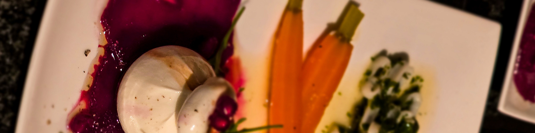 Randen-Carpaccio mit Burrata und Granatapfel, Karotten-Antipasti, Calamari-SalatRanden-Carpaccio mit Burrata und Granatapfel, Karotten-Antipasti, Calamari-Salat