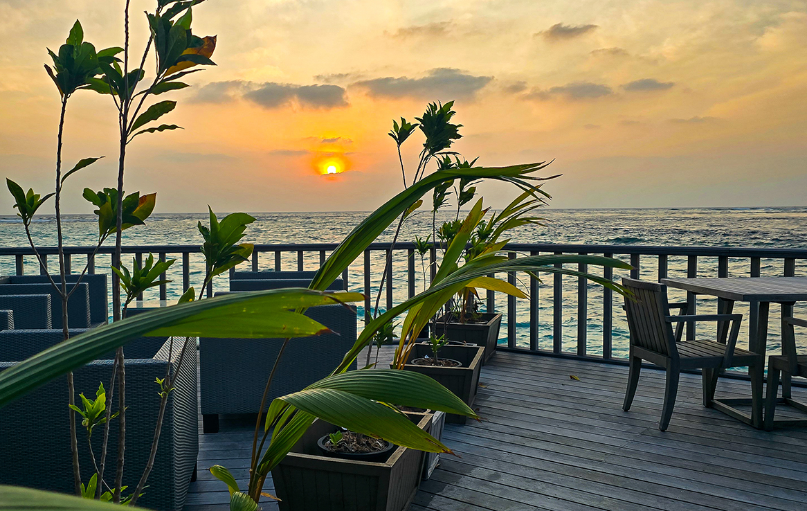 Terrasse des Asian Wok Restaurants beim Sonnenaufgang