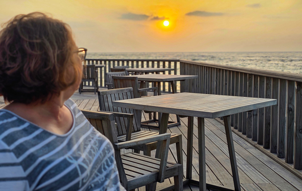 Terrasse des Asian Wok Restaurants beim Sonnenaufgang