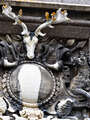 Gedenkrelief über dem Haupteingang des Balmoral Tower