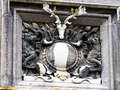 Gedenkrelief über dem Haupteingang des Balmoral Tower