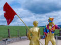 Striding Man und Helen Cumming