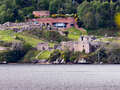 Urquhart Castle vom gegenüberliegenden Seeufer