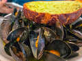 Muscheln mit Knoblauchbrot