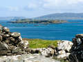 Verlassene Blackhouse-Siedlung mit Blick auf Fladda und Isle of Mull