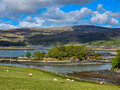 Blick von der Insel Ulva über den Sound of Ulva zur Westküste der Isle of Mull